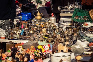 Tel Aviv, İsrail, 23 Ocak 2026 Shuk Hapishpishim bit pazarının genel görünümü. Tedarikçiler, kentin çok kültürlü yapısını yansıtan çeşitli antikalar, eski eşyalar ve yerel el sanatları sergiliyorlar..