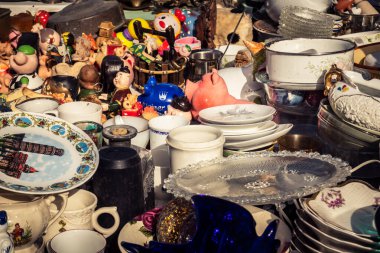 Tel Aviv, İsrail, 23 Ocak 2026 Shuk Hapishpishim bit pazarının genel görünümü. Tedarikçiler, kentin çok kültürlü yapısını yansıtan çeşitli antikalar, eski eşyalar ve yerel el sanatları sergiliyorlar..