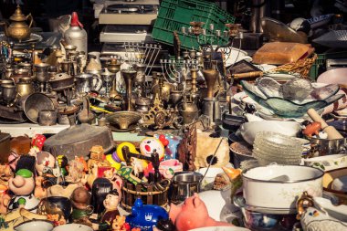 Tel Aviv, İsrail, 23 Ocak 2026 Shuk Hapishpishim bit pazarının genel görünümü. Tedarikçiler, kentin çok kültürlü yapısını yansıtan çeşitli antikalar, eski eşyalar ve yerel el sanatları sergiliyorlar..