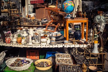 Tel Aviv, İsrail, 23 Ocak 2026 Shuk Hapishpishim bit pazarının genel görünümü. Tedarikçiler, kentin çok kültürlü yapısını yansıtan çeşitli antikalar, eski eşyalar ve yerel el sanatları sergiliyorlar..