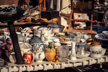 Tel Aviv, İsrail, 23 Ocak 2026 Shuk Hapishpishim bit pazarının genel görünümü. Tedarikçiler, kentin çok kültürlü yapısını yansıtan çeşitli antikalar, eski eşyalar ve yerel el sanatları sergiliyorlar..