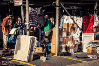 Tel Aviv, İsrail, 23 Ocak 2026 Shuk Hapishpishim bit pazarının genel görünümü. Tedarikçiler, kentin çok kültürlü yapısını yansıtan çeşitli antikalar, eski eşyalar ve yerel el sanatları sergiliyorlar..