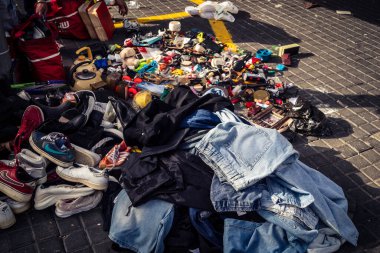 Tel Aviv, İsrail, 23 Ocak 2026 Shuk Hapishpishim bit pazarının genel görünümü. Tedarikçiler, kentin çok kültürlü yapısını yansıtan çeşitli antikalar, eski eşyalar ve yerel el sanatları sergiliyorlar..