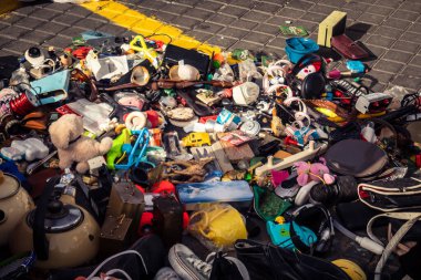 Tel Aviv, İsrail, 23 Ocak 2026 Shuk Hapishpishim bit pazarının genel görünümü. Tedarikçiler, kentin çok kültürlü yapısını yansıtan çeşitli antikalar, eski eşyalar ve yerel el sanatları sergiliyorlar..