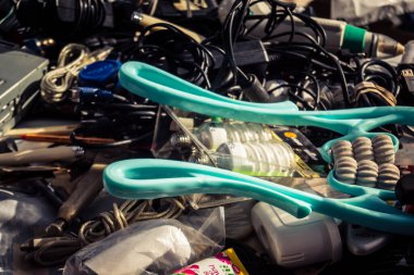 Tel Aviv, İsrail, 23 Ocak 2026 Shuk Hapishpishim bit pazarının genel görünümü. Tedarikçiler, kentin çok kültürlü yapısını yansıtan çeşitli antikalar, eski eşyalar ve yerel el sanatları sergiliyorlar..