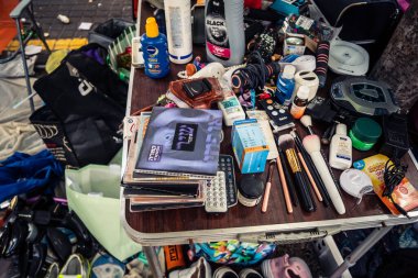 Tel Aviv, İsrail, 23 Ocak 2026 Shuk Hapishpishim bit pazarının genel görünümü. Tedarikçiler, kentin çok kültürlü yapısını yansıtan çeşitli antikalar, eski eşyalar ve yerel el sanatları sergiliyorlar..