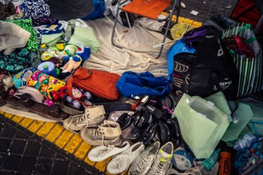 Tel Aviv, İsrail, 23 Ocak 2026 Shuk Hapishpishim bit pazarının genel görünümü. Tedarikçiler, kentin çok kültürlü yapısını yansıtan çeşitli antikalar, eski eşyalar ve yerel el sanatları sergiliyorlar..