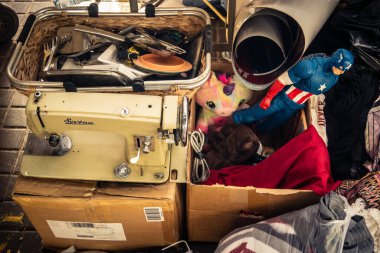 Tel Aviv, İsrail, 23 Ocak 2026 Shuk Hapishpishim bit pazarının genel görünümü. Tedarikçiler, kentin çok kültürlü yapısını yansıtan çeşitli antikalar, eski eşyalar ve yerel el sanatları sergiliyorlar..