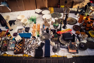 Tel Aviv, İsrail, 23 Ocak 2026 Shuk Hapishpishim bit pazarının genel görünümü. Tedarikçiler, kentin çok kültürlü yapısını yansıtan çeşitli antikalar, eski eşyalar ve yerel el sanatları sergiliyorlar..