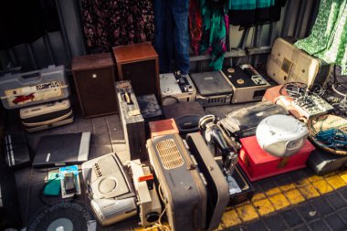 Tel Aviv, İsrail, 23 Ocak 2026 Shuk Hapishpishim bit pazarının genel görünümü. Tedarikçiler, kentin çok kültürlü yapısını yansıtan çeşitli antikalar, eski eşyalar ve yerel el sanatları sergiliyorlar..