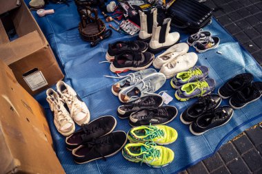 Tel Aviv, İsrail, 23 Ocak 2026 Shuk Hapishpishim bit pazarının genel görünümü. Tedarikçiler, kentin çok kültürlü yapısını yansıtan çeşitli antikalar, eski eşyalar ve yerel el sanatları sergiliyorlar..