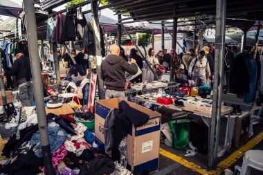 Tel Aviv, İsrail, 23 Ocak 2026 Shuk Hapishpishim bit pazarının genel görünümü. Tedarikçiler, kentin çok kültürlü yapısını yansıtan çeşitli antikalar, eski eşyalar ve yerel el sanatları sergiliyorlar..