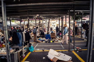 Tel Aviv, İsrail, 23 Ocak 2026 Shuk Hapishpishim bit pazarının genel görünümü. Tedarikçiler, kentin çok kültürlü yapısını yansıtan çeşitli antikalar, eski eşyalar ve yerel el sanatları sergiliyorlar..