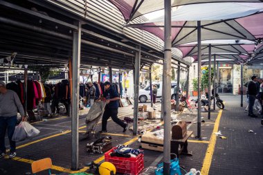 Tel Aviv, İsrail, 23 Ocak 2026 Shuk Hapishpishim bit pazarının genel görünümü. Tedarikçiler, kentin çok kültürlü yapısını yansıtan çeşitli antikalar, eski eşyalar ve yerel el sanatları sergiliyorlar..
