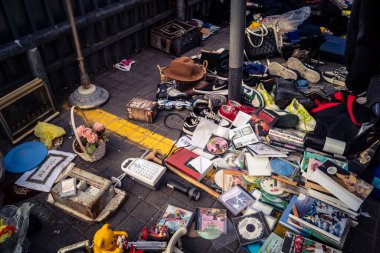 Tel Aviv, İsrail, 23 Ocak 2026 Shuk Hapishpishim bit pazarının genel görünümü. Tedarikçiler, kentin çok kültürlü yapısını yansıtan çeşitli antikalar, eski eşyalar ve yerel el sanatları sergiliyorlar..