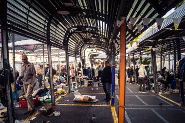 Tel Aviv, İsrail, 23 Ocak 2026 Shuk Hapishpishim bit pazarının genel görünümü. Tedarikçiler, kentin çok kültürlü yapısını yansıtan çeşitli antikalar, eski eşyalar ve yerel el sanatları sergiliyorlar..