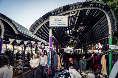 Tel Aviv, İsrail, 23 Ocak 2026 Shuk Hapishpishim bit pazarının genel görünümü. Tedarikçiler, kentin çok kültürlü yapısını yansıtan çeşitli antikalar, eski eşyalar ve yerel el sanatları sergiliyorlar..