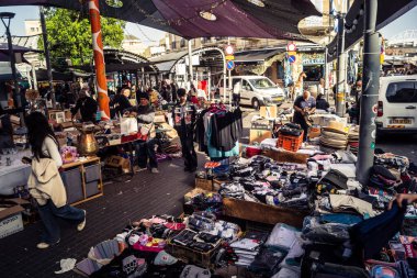 Tel Aviv, İsrail, 23 Ocak 2026 Shuk Hapishpishim bit pazarının genel görünümü. Tedarikçiler, kentin çok kültürlü yapısını yansıtan çeşitli antikalar, eski eşyalar ve yerel el sanatları sergiliyorlar..