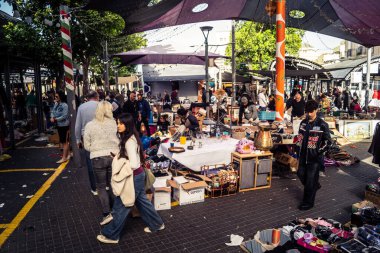 Tel Aviv, İsrail, 23 Ocak 2026 Shuk Hapishpishim bit pazarının genel görünümü. Tedarikçiler, kentin çok kültürlü yapısını yansıtan çeşitli antikalar, eski eşyalar ve yerel el sanatları sergiliyorlar..