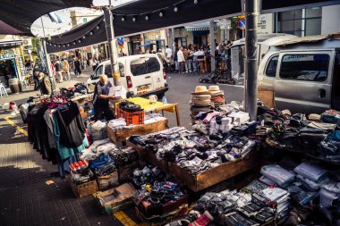 Tel Aviv, İsrail, 23 Ocak 2026 Shuk Hapishpishim bit pazarının genel görünümü. Tedarikçiler, kentin çok kültürlü yapısını yansıtan çeşitli antikalar, eski eşyalar ve yerel el sanatları sergiliyorlar..