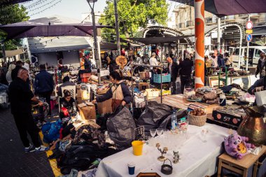 Tel Aviv, İsrail, 23 Ocak 2026 Shuk Hapishpishim bit pazarının genel görünümü. Tedarikçiler, kentin çok kültürlü yapısını yansıtan çeşitli antikalar, eski eşyalar ve yerel el sanatları sergiliyorlar..