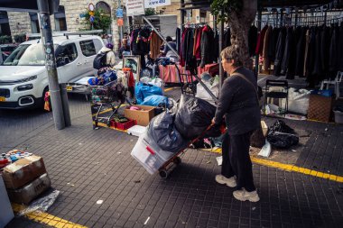 Tel Aviv, İsrail, 23 Ocak 2026 Shuk Hapishpishim bit pazarının genel görünümü. Tedarikçiler, kentin çok kültürlü yapısını yansıtan çeşitli antikalar, eski eşyalar ve yerel el sanatları sergiliyorlar..