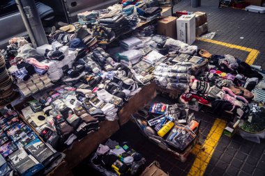 Tel Aviv, İsrail, 23 Ocak 2026 Shuk Hapishpishim bit pazarının genel görünümü. Tedarikçiler, kentin çok kültürlü yapısını yansıtan çeşitli antikalar, eski eşyalar ve yerel el sanatları sergiliyorlar..