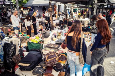 Tel Aviv, İsrail, 23 Ocak 2026 Shuk Hapishpishim bit pazarının genel görünümü. Tedarikçiler, kentin çok kültürlü yapısını yansıtan çeşitli antikalar, eski eşyalar ve yerel el sanatları sergiliyorlar..