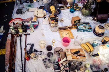 Tel Aviv, İsrail, 23 Ocak 2026 Shuk Hapishpishim bit pazarının genel görünümü. Tedarikçiler, kentin çok kültürlü yapısını yansıtan çeşitli antikalar, eski eşyalar ve yerel el sanatları sergiliyorlar..