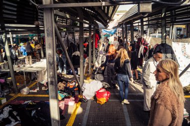 Tel Aviv, İsrail, 23 Ocak 2026 Shuk Hapishpishim bit pazarının genel görünümü. Tedarikçiler, kentin çok kültürlü yapısını yansıtan çeşitli antikalar, eski eşyalar ve yerel el sanatları sergiliyorlar..