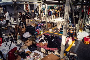 Tel Aviv, İsrail, 23 Ocak 2026 Shuk Hapishpishim bit pazarının genel görünümü. Tedarikçiler, kentin çok kültürlü yapısını yansıtan çeşitli antikalar, eski eşyalar ve yerel el sanatları sergiliyorlar..