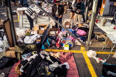 Tel Aviv, İsrail, 23 Ocak 2026 Shuk Hapishpishim bit pazarının genel görünümü. Tedarikçiler, kentin çok kültürlü yapısını yansıtan çeşitli antikalar, eski eşyalar ve yerel el sanatları sergiliyorlar..