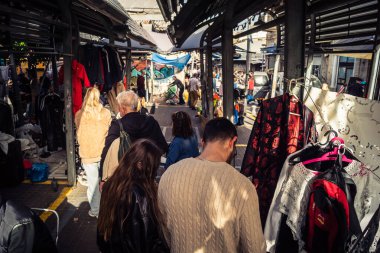 Tel Aviv, İsrail, 23 Ocak 2026 Shuk Hapishpishim bit pazarının genel görünümü. Tedarikçiler, kentin çok kültürlü yapısını yansıtan çeşitli antikalar, eski eşyalar ve yerel el sanatları sergiliyorlar..