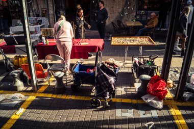 Tel Aviv, İsrail, 23 Ocak 2026 Shuk Hapishpishim bit pazarının genel görünümü. Tedarikçiler, kentin çok kültürlü yapısını yansıtan çeşitli antikalar, eski eşyalar ve yerel el sanatları sergiliyorlar..