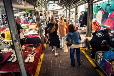 Tel Aviv, İsrail, 23 Ocak 2026 Shuk Hapishpishim bit pazarının genel görünümü. Tedarikçiler, kentin çok kültürlü yapısını yansıtan çeşitli antikalar, eski eşyalar ve yerel el sanatları sergiliyorlar..