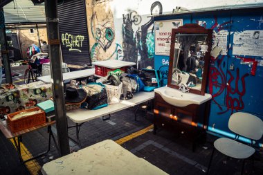 Tel Aviv, İsrail, 23 Ocak 2026 Shuk Hapishpishim bit pazarının genel görünümü. Tedarikçiler, kentin çok kültürlü yapısını yansıtan çeşitli antikalar, eski eşyalar ve yerel el sanatları sergiliyorlar..