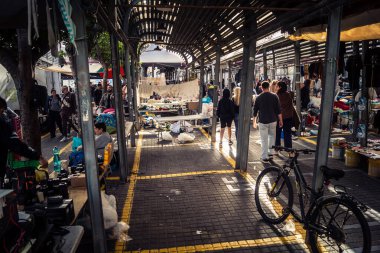 Tel Aviv, İsrail, 23 Ocak 2026 Shuk Hapishpishim bit pazarının genel görünümü. Tedarikçiler, kentin çok kültürlü yapısını yansıtan çeşitli antikalar, eski eşyalar ve yerel el sanatları sergiliyorlar..