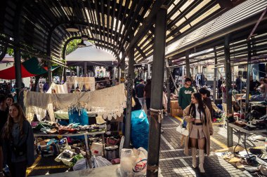 Tel Aviv, İsrail, 23 Ocak 2026 Shuk Hapishpishim bit pazarının genel görünümü. Tedarikçiler, kentin çok kültürlü yapısını yansıtan çeşitli antikalar, eski eşyalar ve yerel el sanatları sergiliyorlar..