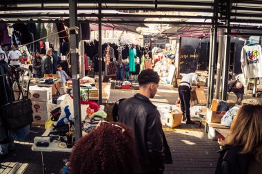 Tel Aviv, İsrail, 23 Ocak 2026 Shuk Hapishpishim bit pazarının genel görünümü. Tedarikçiler, kentin çok kültürlü yapısını yansıtan çeşitli antikalar, eski eşyalar ve yerel el sanatları sergiliyorlar..