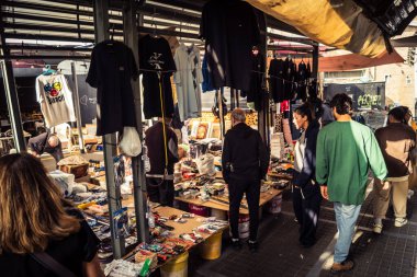 Tel Aviv, İsrail, 23 Ocak 2026 Shuk Hapishpishim bit pazarının genel görünümü. Tedarikçiler, kentin çok kültürlü yapısını yansıtan çeşitli antikalar, eski eşyalar ve yerel el sanatları sergiliyorlar..