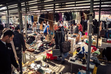 Tel Aviv, İsrail, 23 Ocak 2026 Shuk Hapishpishim bit pazarının genel görünümü. Tedarikçiler, kentin çok kültürlü yapısını yansıtan çeşitli antikalar, eski eşyalar ve yerel el sanatları sergiliyorlar..