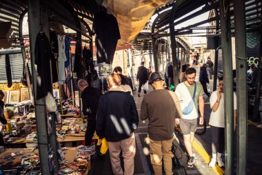 Tel Aviv, İsrail, 23 Ocak 2026 Shuk Hapishpishim bit pazarının genel görünümü. Tedarikçiler, kentin çok kültürlü yapısını yansıtan çeşitli antikalar, eski eşyalar ve yerel el sanatları sergiliyorlar..