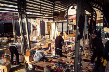 Tel Aviv, İsrail, 23 Ocak 2026 Shuk Hapishpishim bit pazarının genel görünümü. Tedarikçiler, kentin çok kültürlü yapısını yansıtan çeşitli antikalar, eski eşyalar ve yerel el sanatları sergiliyorlar..