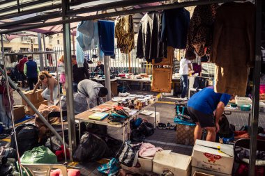 Tel Aviv, İsrail, 23 Ocak 2026 Shuk Hapishpishim bit pazarının genel görünümü. Tedarikçiler, kentin çok kültürlü yapısını yansıtan çeşitli antikalar, eski eşyalar ve yerel el sanatları sergiliyorlar..