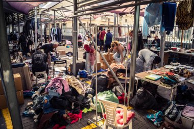 Tel Aviv, İsrail, 23 Ocak 2026 Shuk Hapishpishim bit pazarının genel görünümü. Tedarikçiler, kentin çok kültürlü yapısını yansıtan çeşitli antikalar, eski eşyalar ve yerel el sanatları sergiliyorlar..