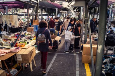 Tel Aviv, İsrail, 23 Ocak 2026 Shuk Hapishpishim bit pazarının genel görünümü. Tedarikçiler, kentin çok kültürlü yapısını yansıtan çeşitli antikalar, eski eşyalar ve yerel el sanatları sergiliyorlar..