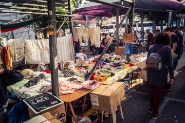 Tel Aviv, İsrail, 23 Ocak 2026 Shuk Hapishpishim bit pazarının genel görünümü. Tedarikçiler, kentin çok kültürlü yapısını yansıtan çeşitli antikalar, eski eşyalar ve yerel el sanatları sergiliyorlar..