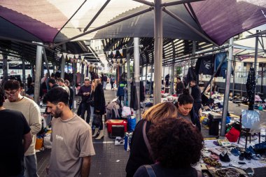 Tel Aviv, İsrail, 23 Ocak 2026 Shuk Hapishpishim bit pazarının genel görünümü. Tedarikçiler, kentin çok kültürlü yapısını yansıtan çeşitli antikalar, eski eşyalar ve yerel el sanatları sergiliyorlar..