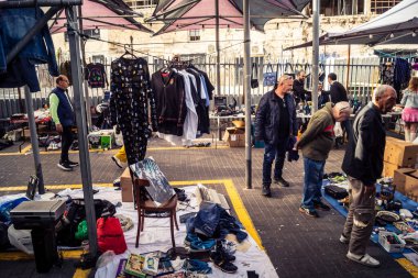 Tel Aviv, İsrail, 23 Ocak 2026 Shuk Hapishpishim bit pazarının genel görünümü. Tedarikçiler, kentin çok kültürlü yapısını yansıtan çeşitli antikalar, eski eşyalar ve yerel el sanatları sergiliyorlar..