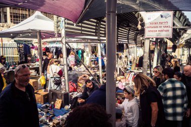 Tel Aviv, İsrail, 23 Ocak 2026 Shuk Hapishpishim bit pazarının genel görünümü. Tedarikçiler, kentin çok kültürlü yapısını yansıtan çeşitli antikalar, eski eşyalar ve yerel el sanatları sergiliyorlar..